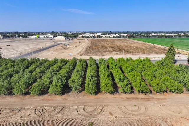 $6,790,000 | 27274 South Mooney Boulevard, Visalia, CA 93277