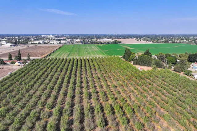 $6,790,000 | 27274 South Mooney Boulevard, Visalia, CA 93277