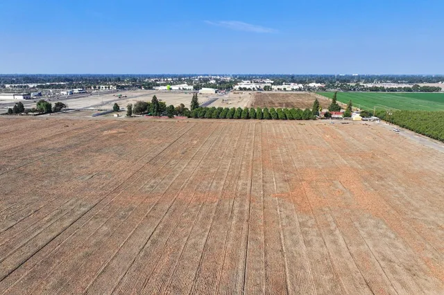 $6,790,000 | 27274 South Mooney Boulevard, Visalia, CA 93277