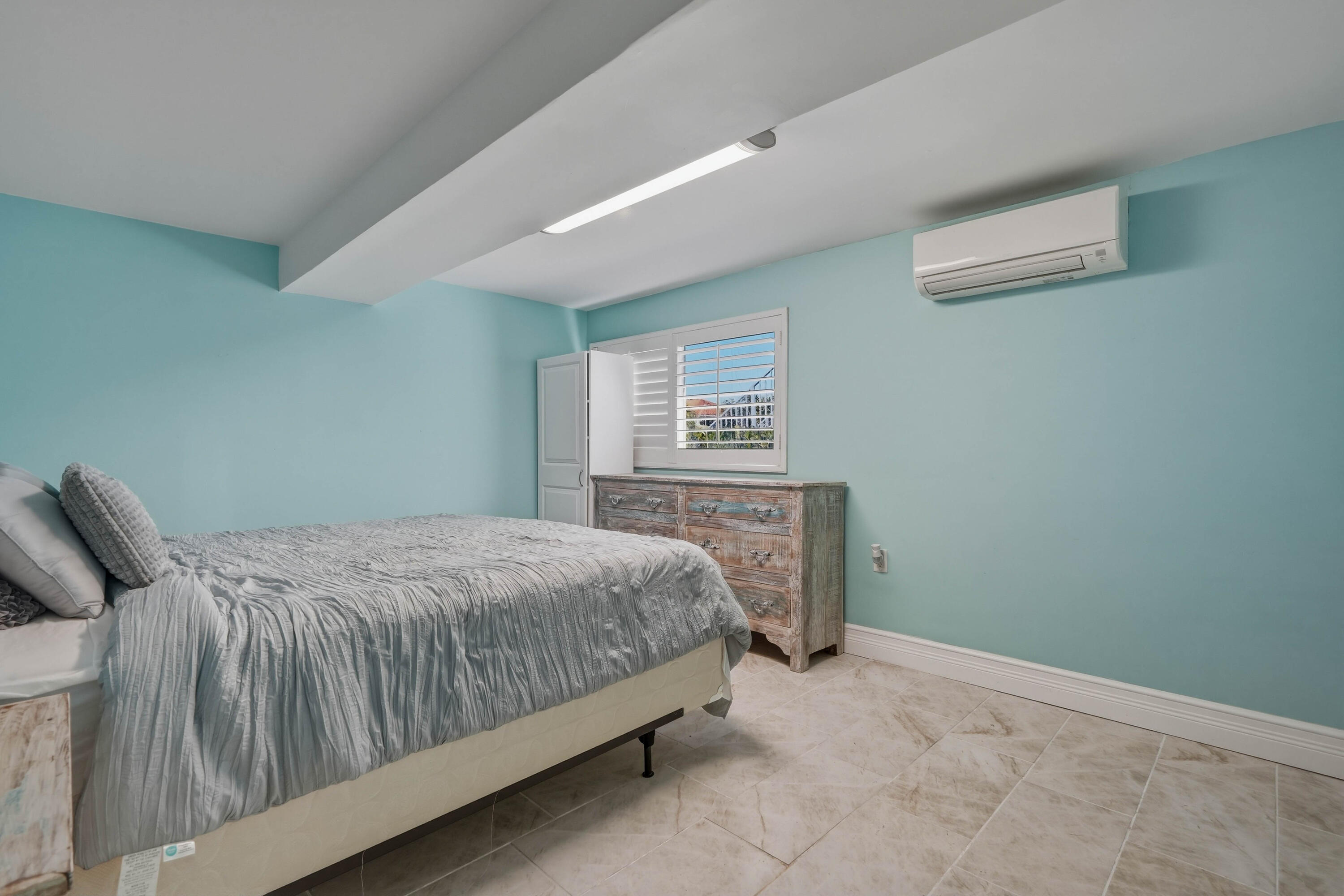 320 5th Street Key Colony Beach, FL 33051 - Photo 39 of 53 a bedroom with a bed and a window