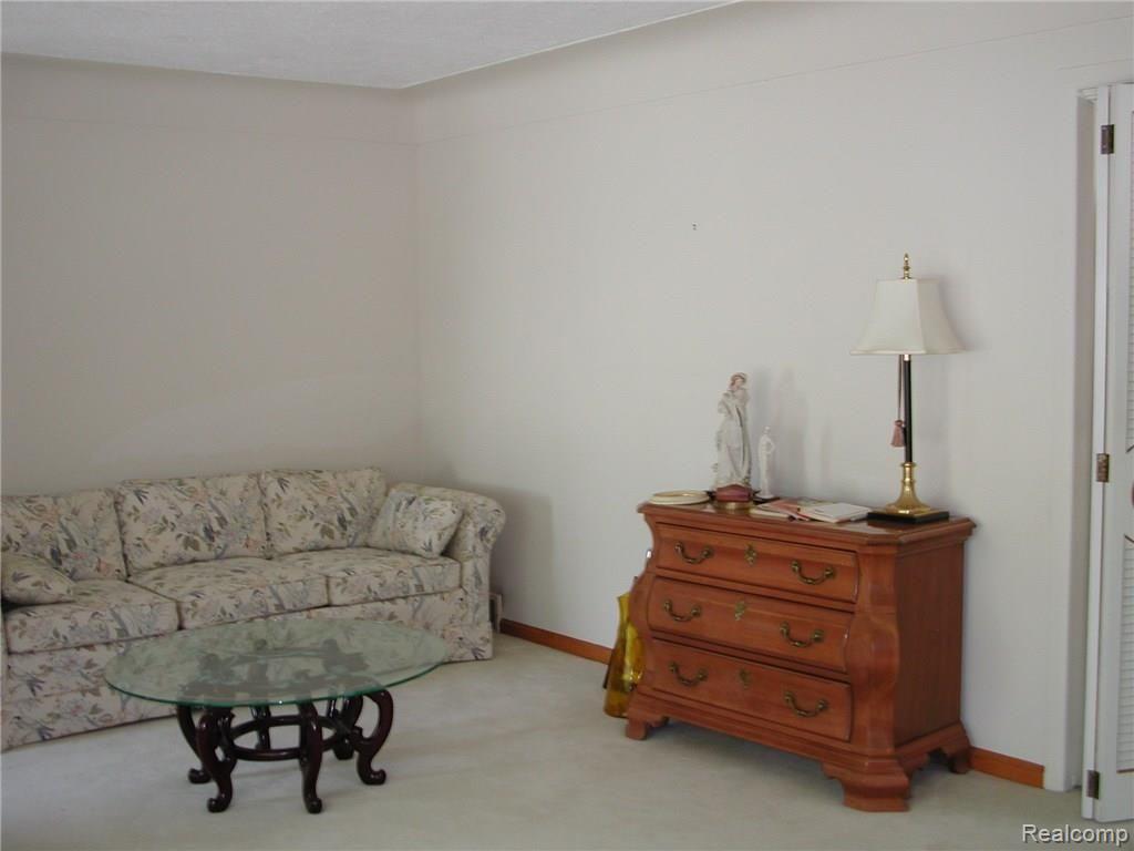 7341 Rosedale Boulevard Allen Park, MI 48101 - Photo 7 of 28 DSCN5531.JPG