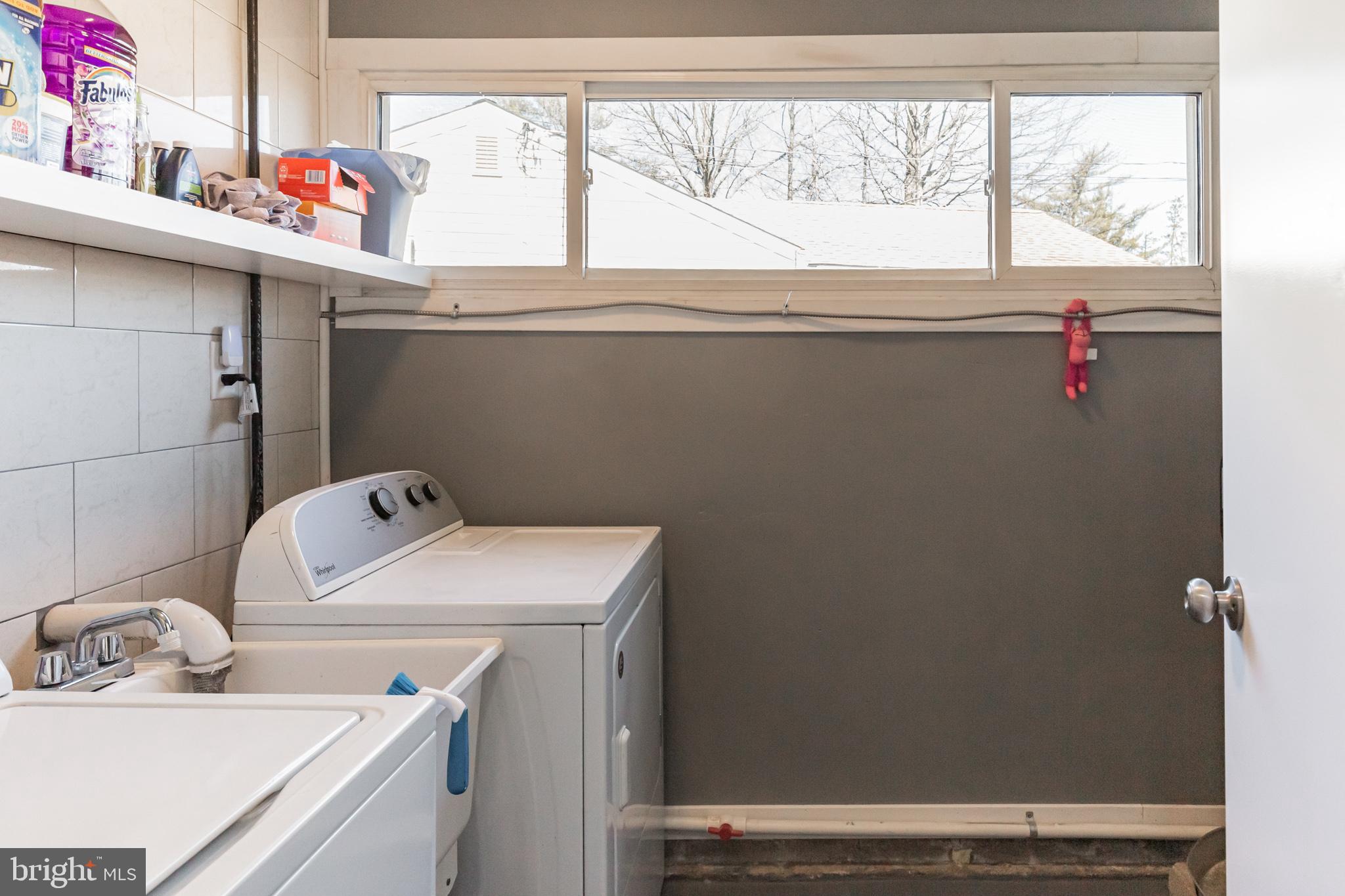 40 Iris Road Levittown, PA 19057 - Photo 15 of 30 Washer and Dryer Included!