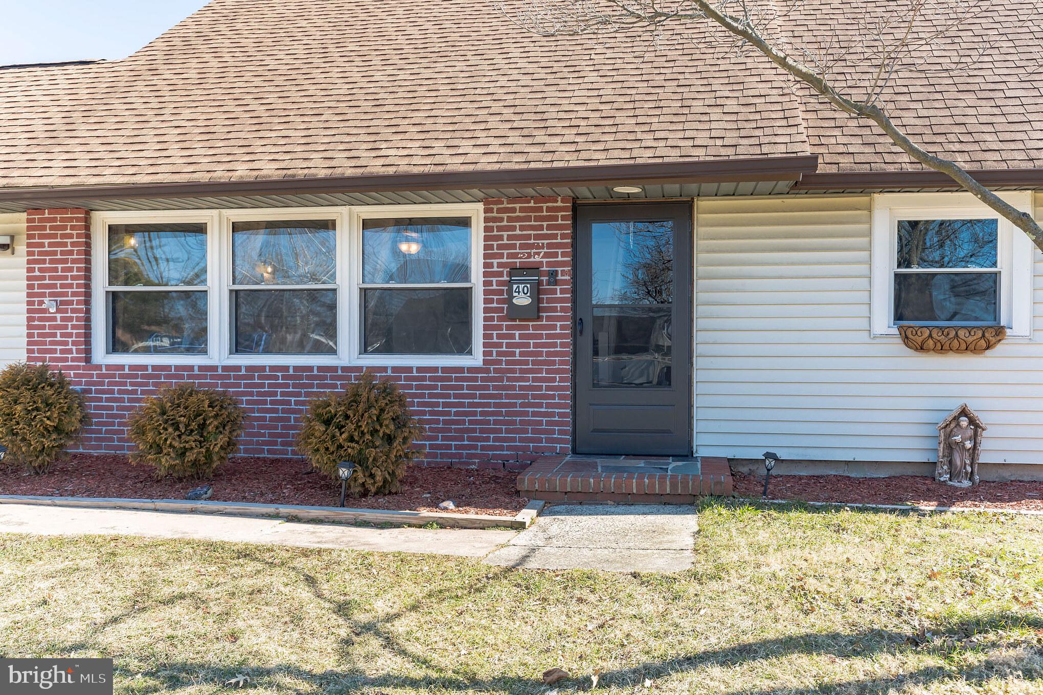 40 Iris Road Levittown, PA 19057 - Photo 5 of 30 Come on in!