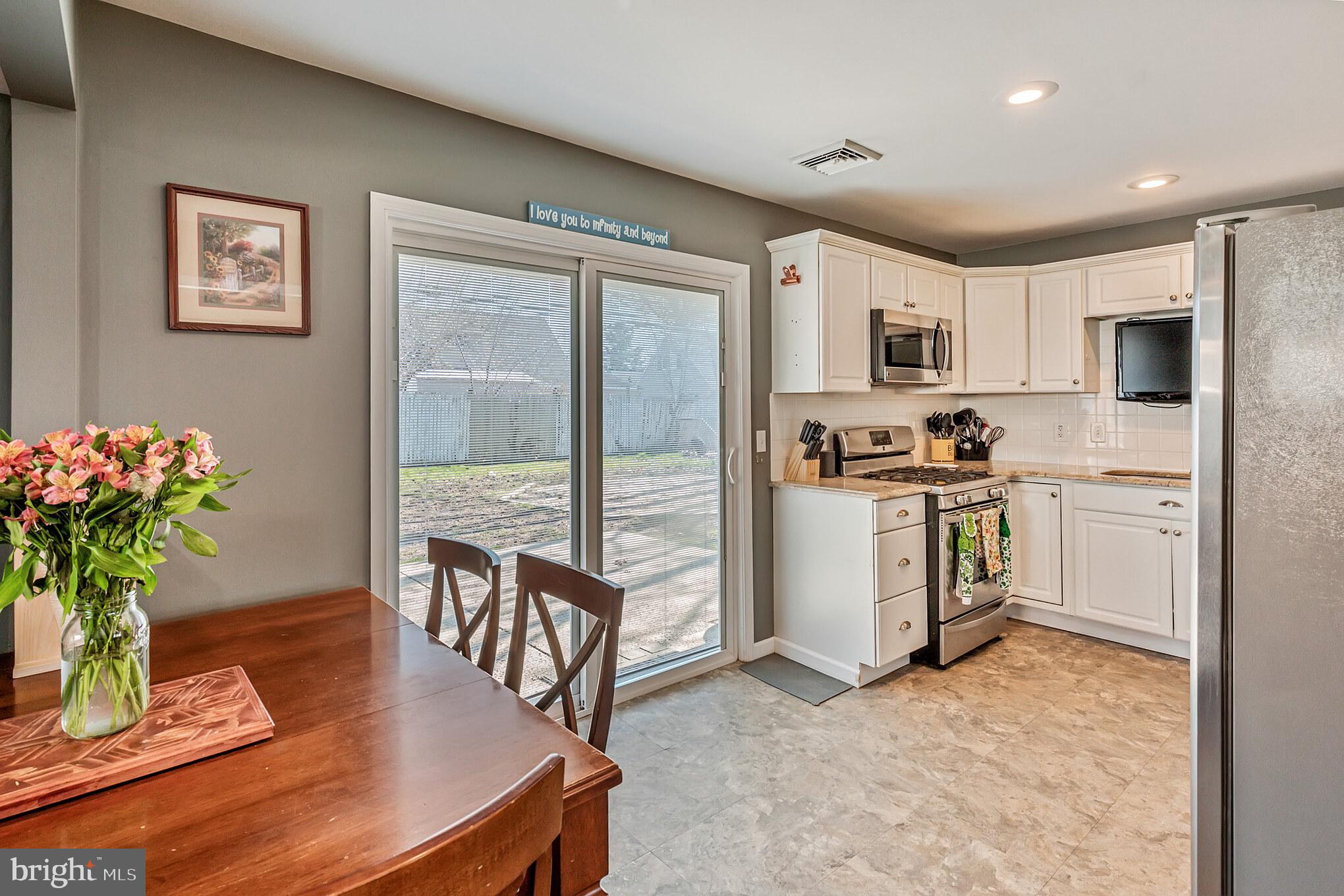 40 Iris Road Levittown, PA 19057 - Photo 8 of 30 Eat-in Kitchen!