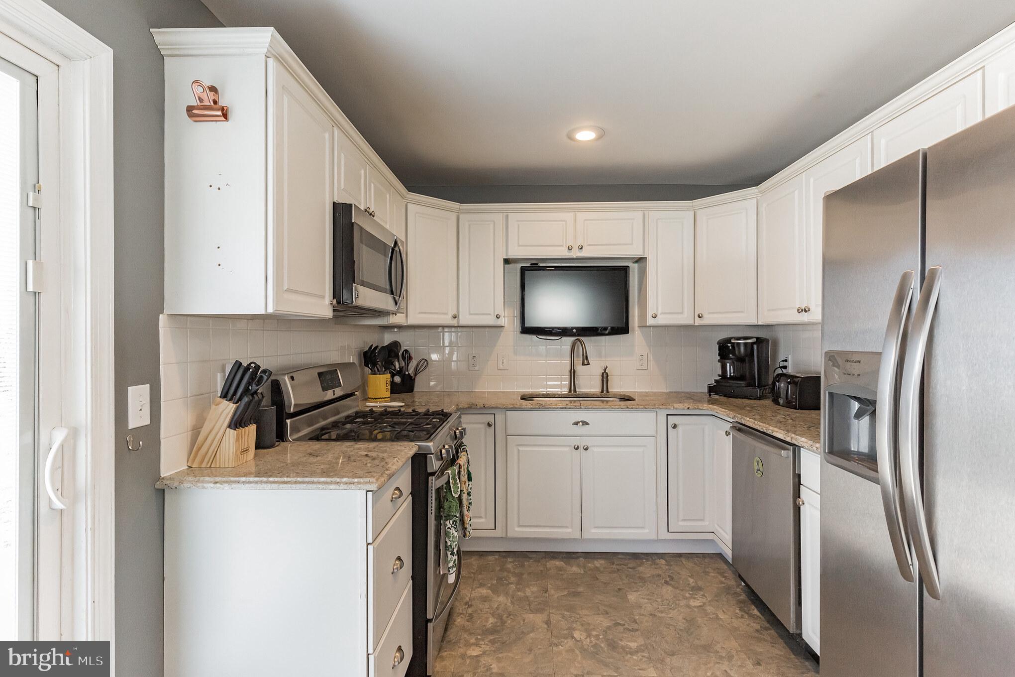 40 Iris Road Levittown, PA 19057 - Photo 10 of 30 Stainless Steel Appliances!