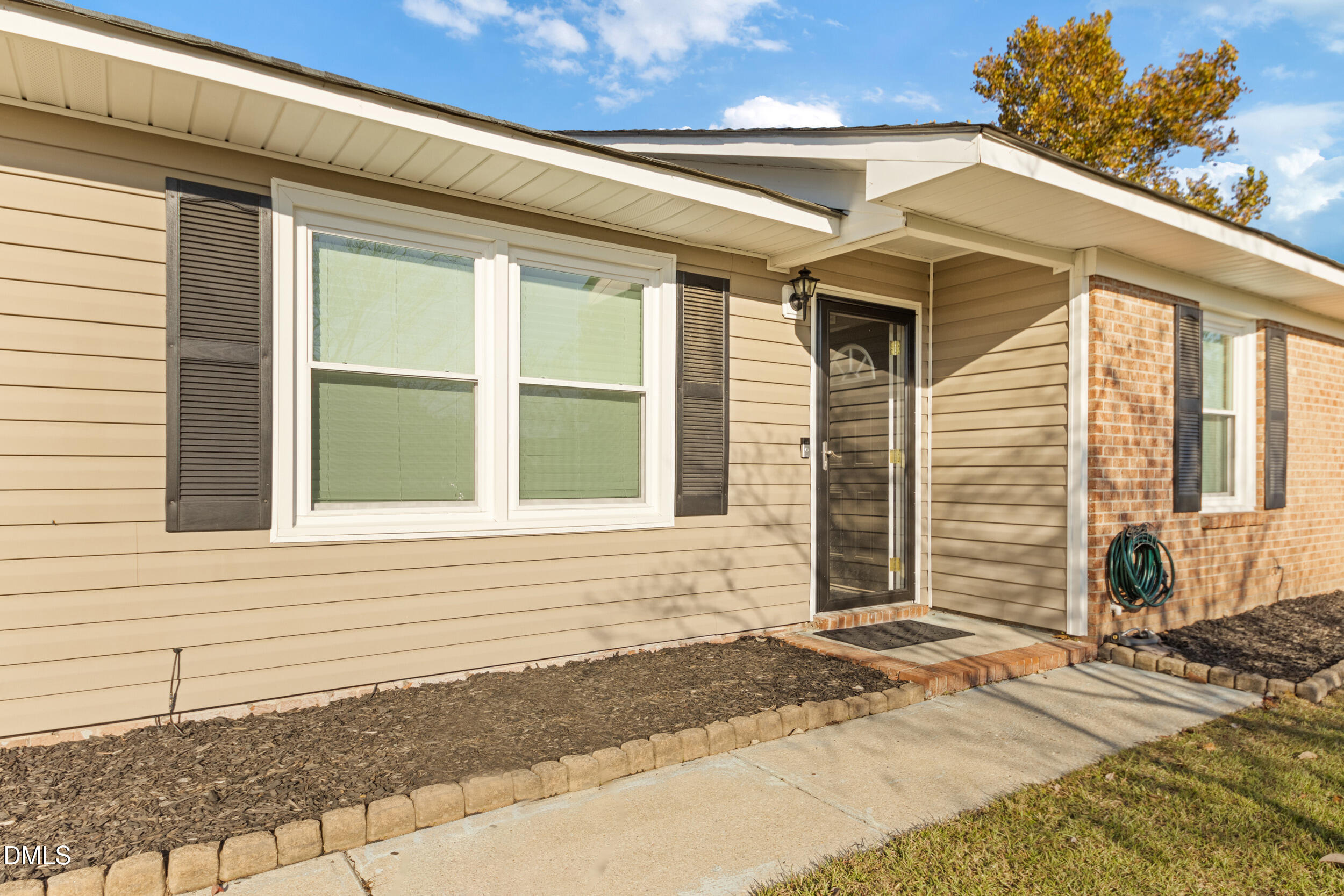 5909 Spinner Road Hope Mills, NC 28348 - Photo 4 of 24 a front view of a house