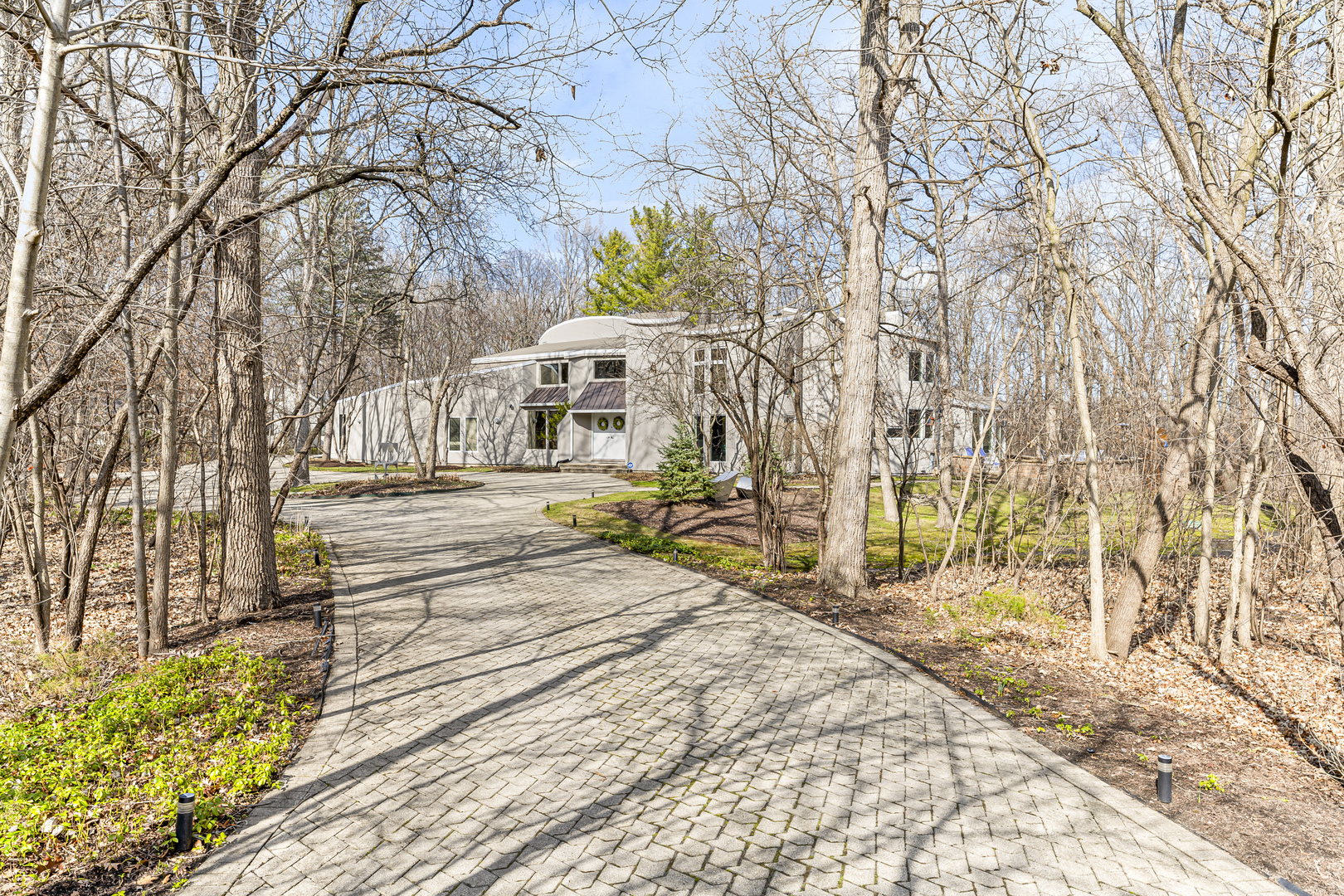 4 Dunsinane Lane Bannockburn, IL 60015 - Photo 1 of 40 a view of road with large trees
