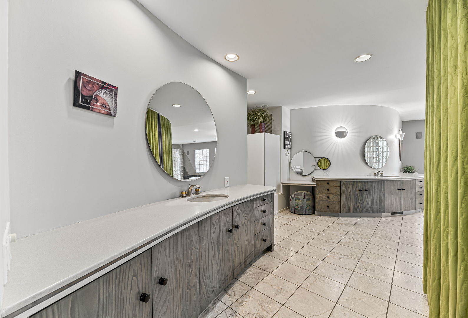 4 Dunsinane Lane Bannockburn, IL 60015 - Photo 18 of 40 a spacious bathroom with a double vanity sink and a mirror
