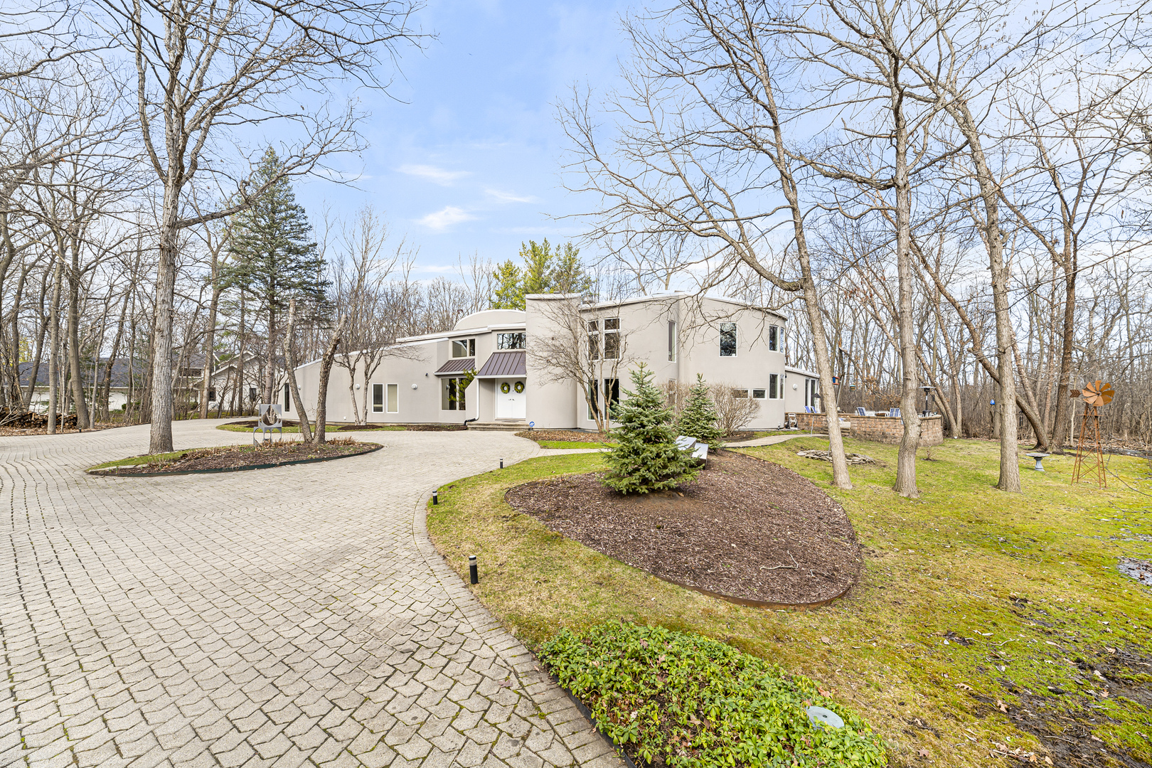 4 Dunsinane Lane Bannockburn, IL 60015 - Photo 2 of 40 a white house that has a tree in front of it