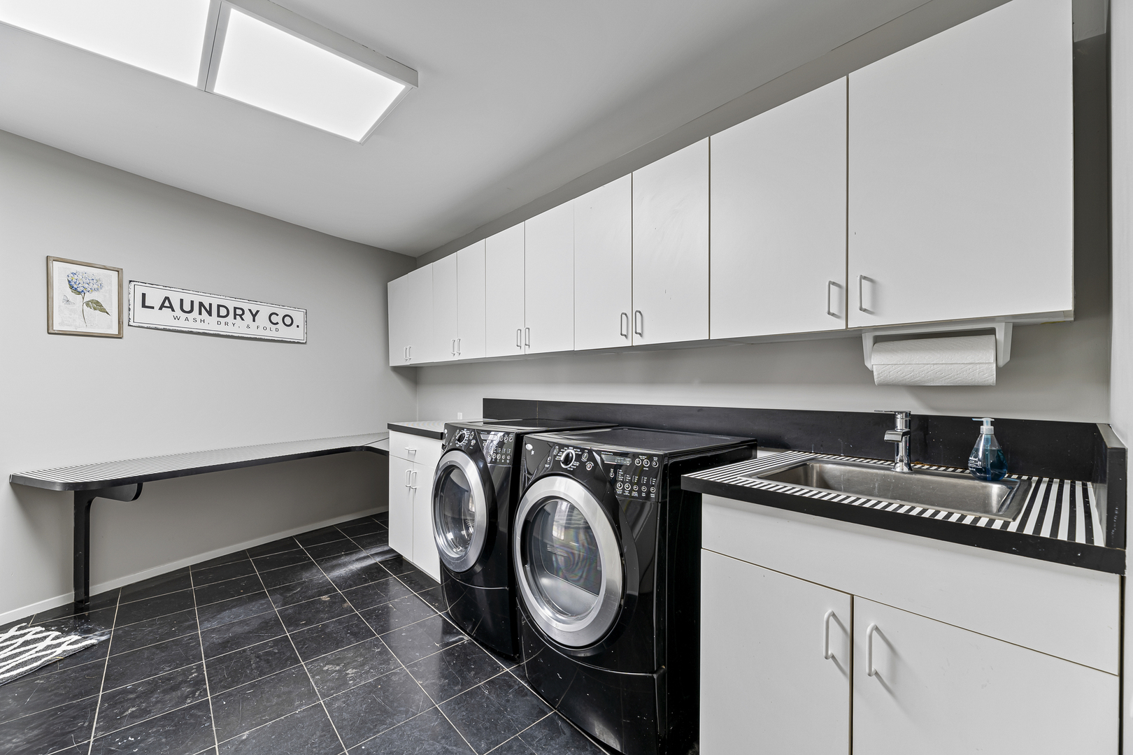 4 Dunsinane Lane Bannockburn, IL 60015 - Photo 21 of 40 a utility room with sink dryer and washer