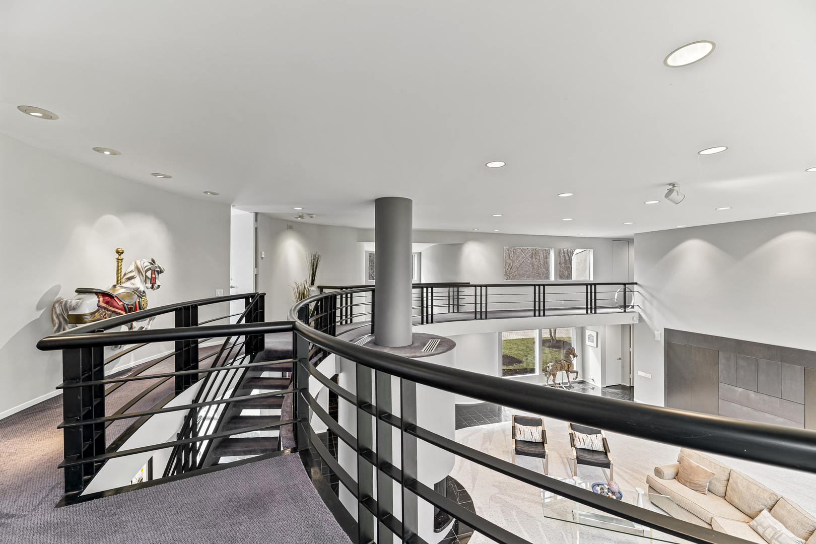 4 Dunsinane Lane Bannockburn, IL 60015 - Photo 22 of 40 a view of an empty room and kitchen with furniture