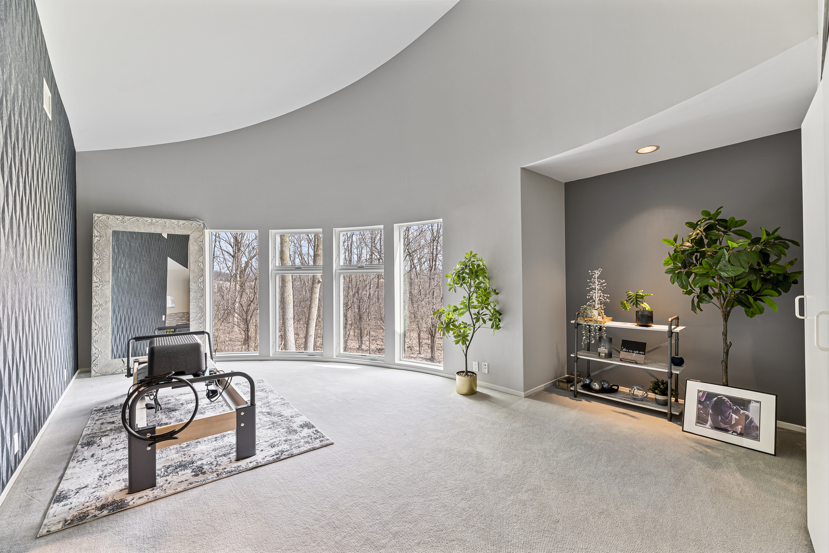 4 Dunsinane Lane Bannockburn, IL 60015 - Photo 23 of 40 a living room with furniture and a potted plant