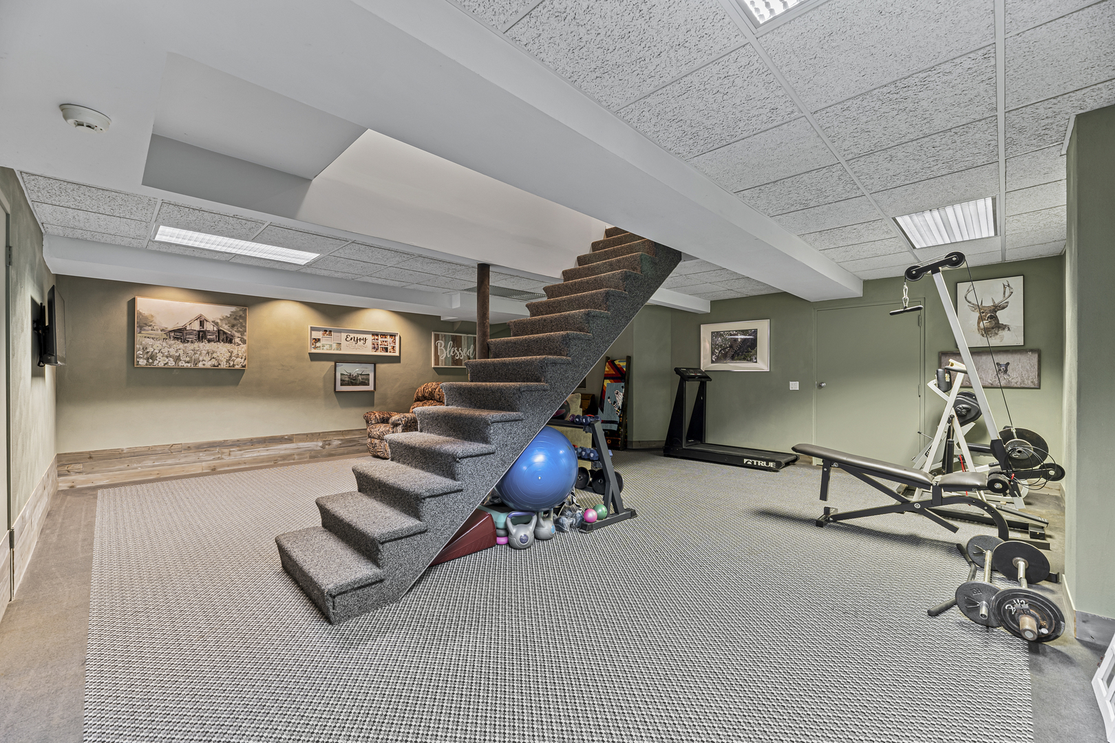 4 Dunsinane Lane Bannockburn, IL 60015 - Photo 29 of 40 a view of game room with windows