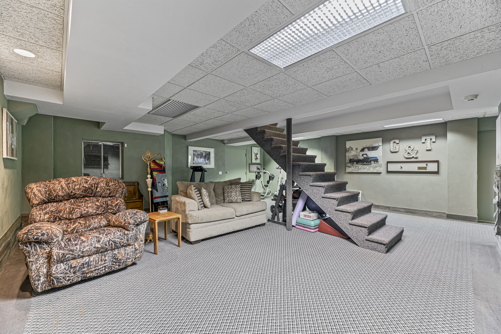 4 Dunsinane Lane Bannockburn, IL 60015 - Photo 30 of 40 a living room with furniture gym equipment and a wooden floor