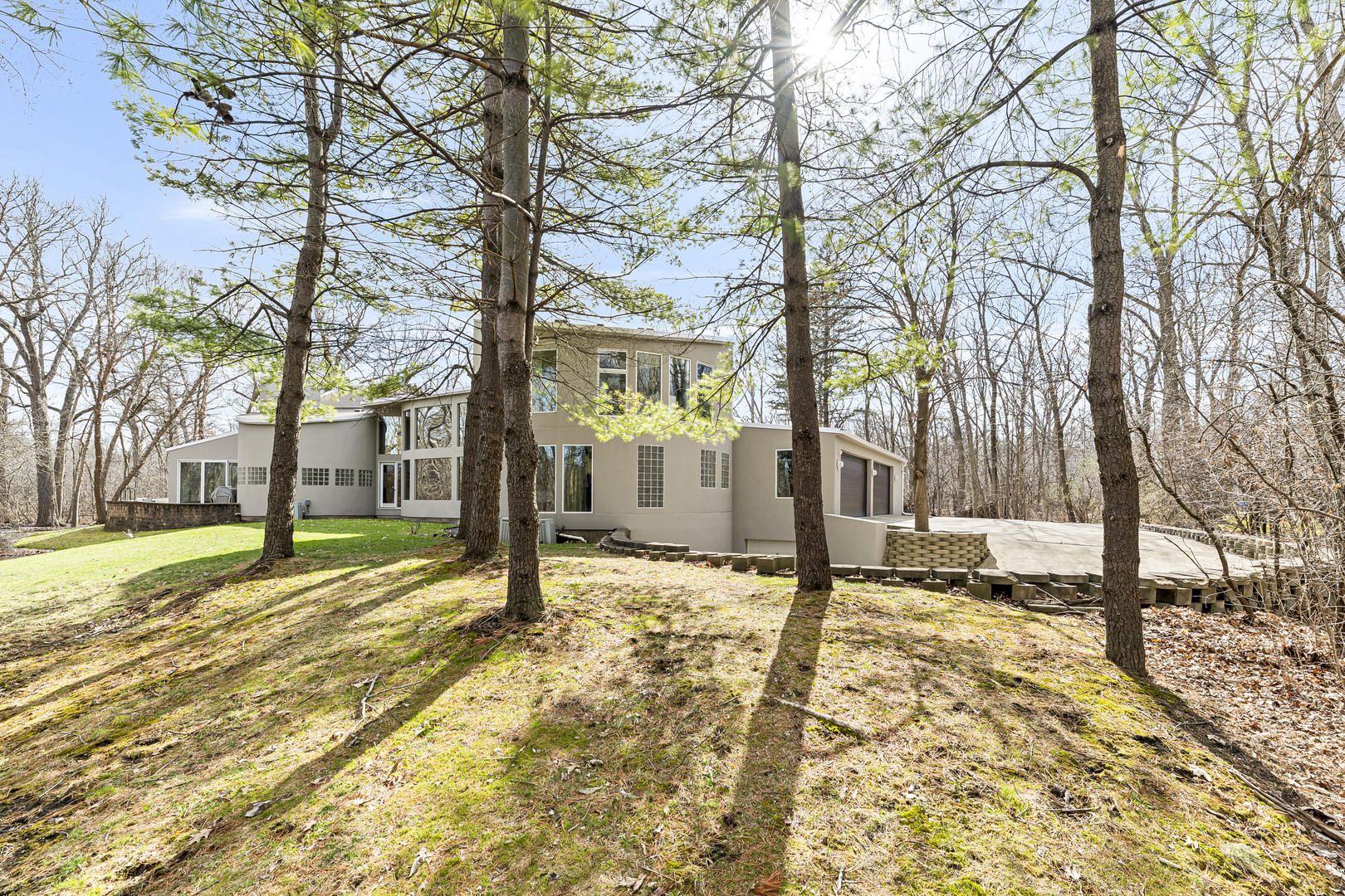 4 Dunsinane Lane Bannockburn, IL 60015 - Photo 35 of 40 a house with trees in front of it