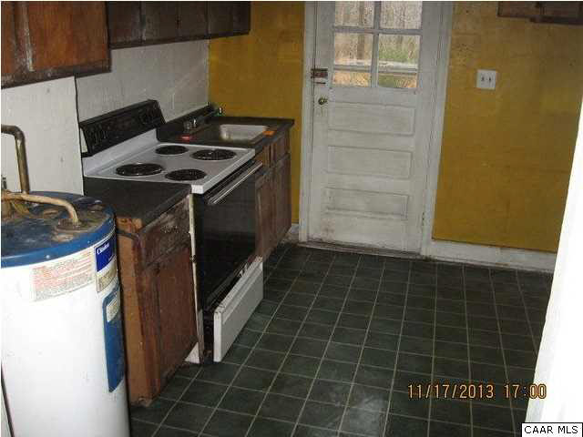 1375 Arvon Road Arvonia, VA 23004 - Photo 6 of 10 kitchen