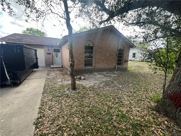 $1,195 | 705 Avenue F, Sinton, TX 78387