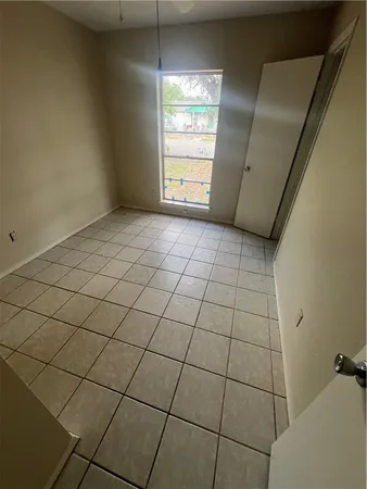 $1,195 | 705 Avenue F, Sinton, TX 78387