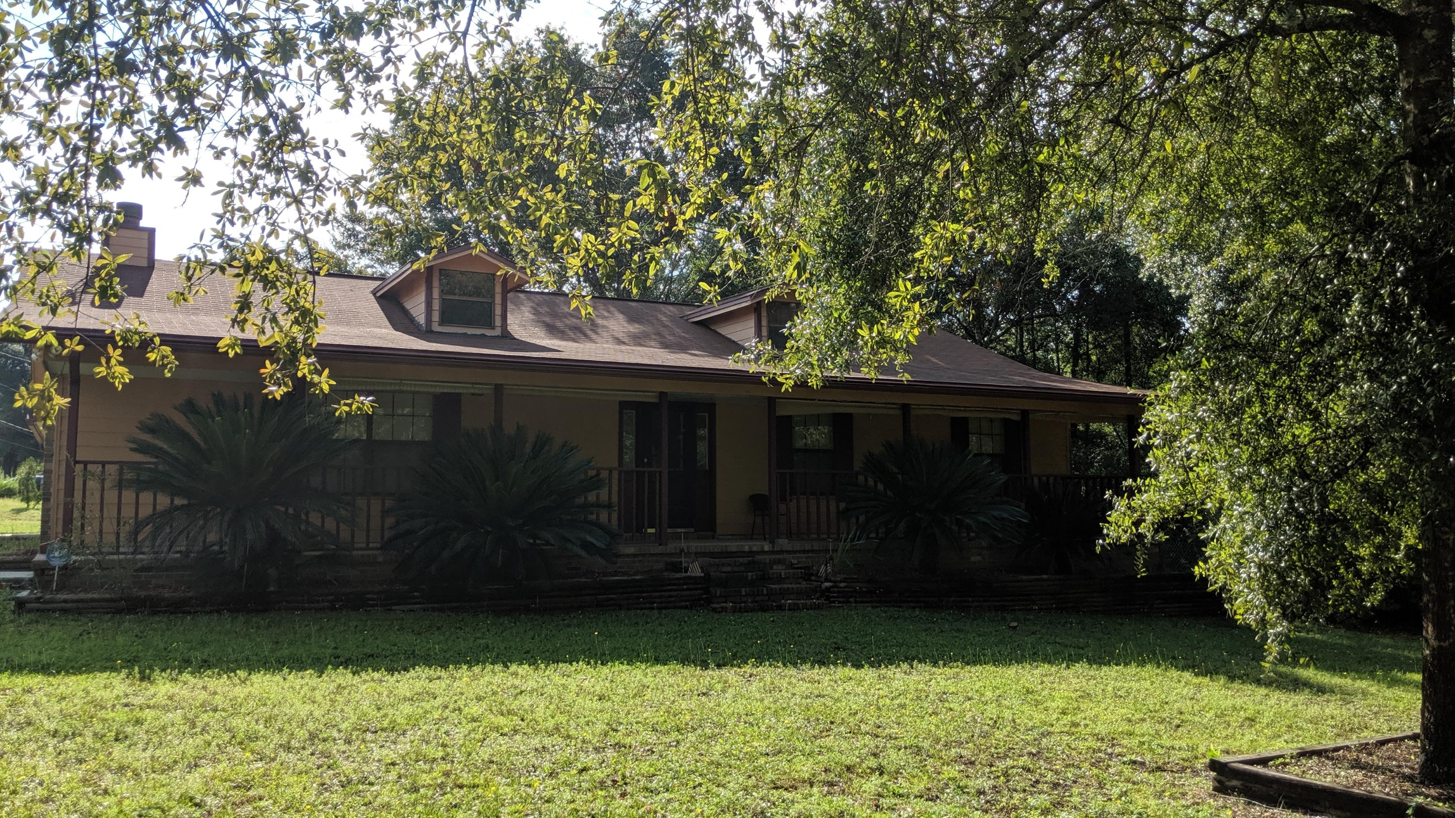 602 Valley Road Crestview, FL 32539 - Photo 3 of 34 a front view of a house with garden