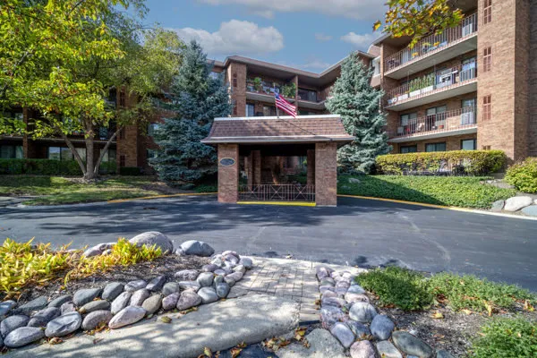 $287,500 | 51 Old Oak Drive, Unit 414, Buffalo Grove, IL 60089