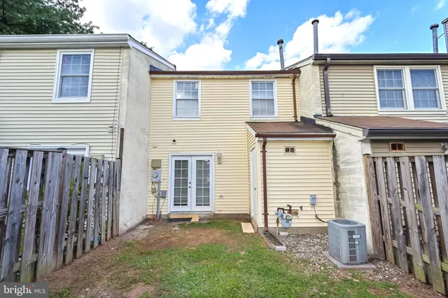 a view of a house with backyard and a window