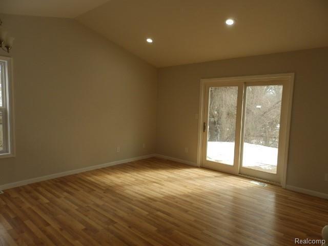 5065 Pheasant Road Waterford, MI 48327 - Photo 6 of 27 VAUTED CEILING GREAT ROOM