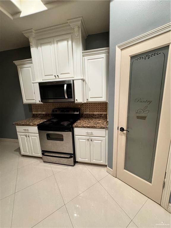 1216 East Balboa Avenue McAllen, TX 78503 - Photo 5 of 16 a kitchen with a stove a sink and a microwave