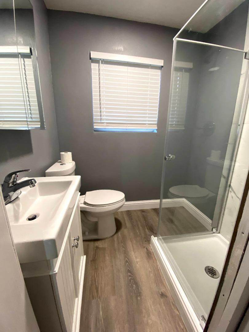 6152 Baker Street Oakland, CA 94608 - Photo 19 of 23 a bathroom with a sink a toilet and a bathtub
