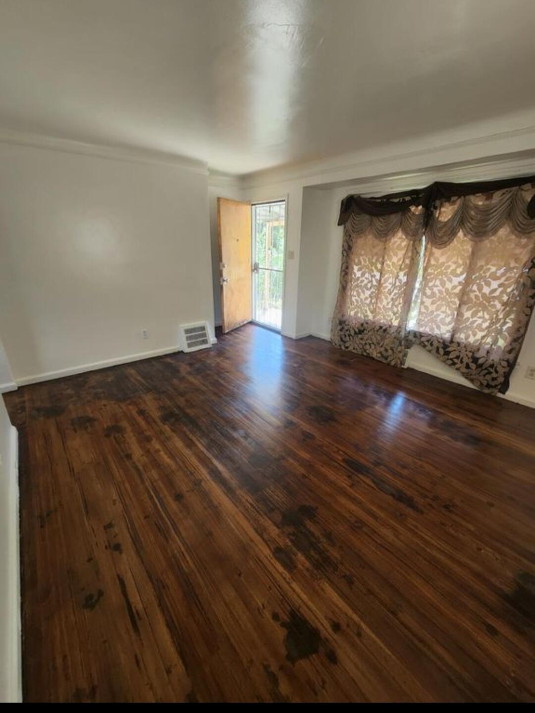 18488 Evergreen Road Detroit, MI 48219 - Photo 2 of 8 evergreenlivingroom