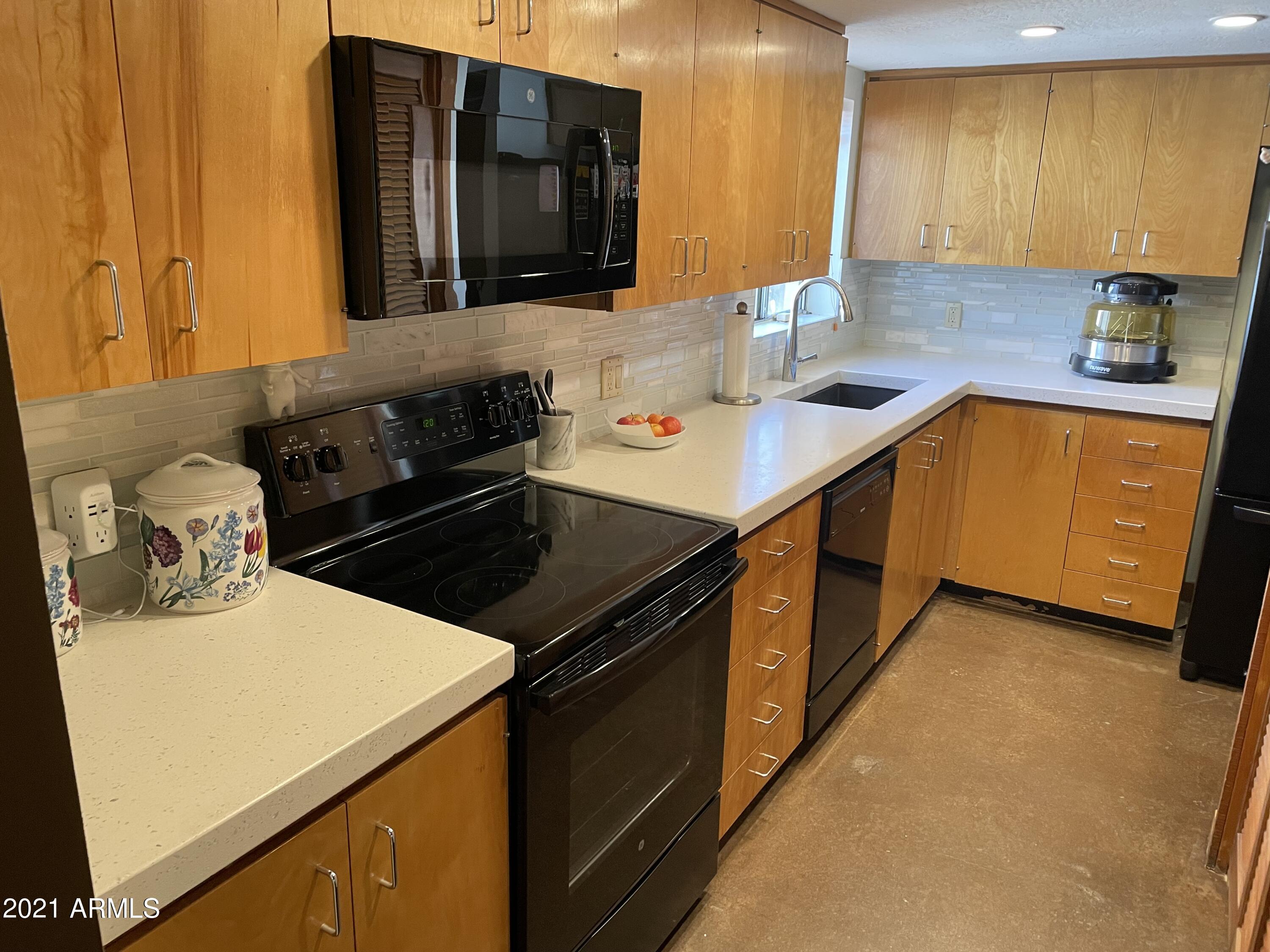 1250 East Bethany Home Road, Unit 6 Phoenix, AZ 85014 - Photo 5 of 20 1250 E Bethany Home kitchen