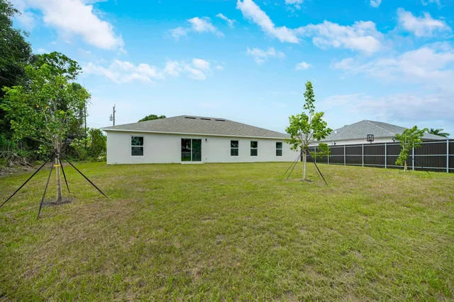 a view of a house with a backyard