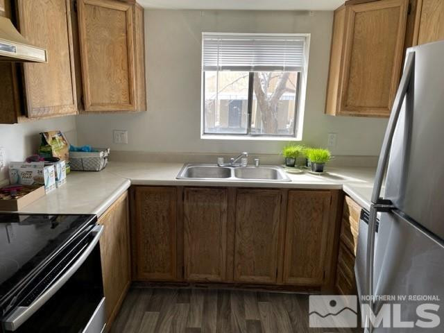147 Vista Rafael Parkway Reno, NV 89503 - Photo 14 of 15 a kitchen with granite countertop a sink stove and cabinets