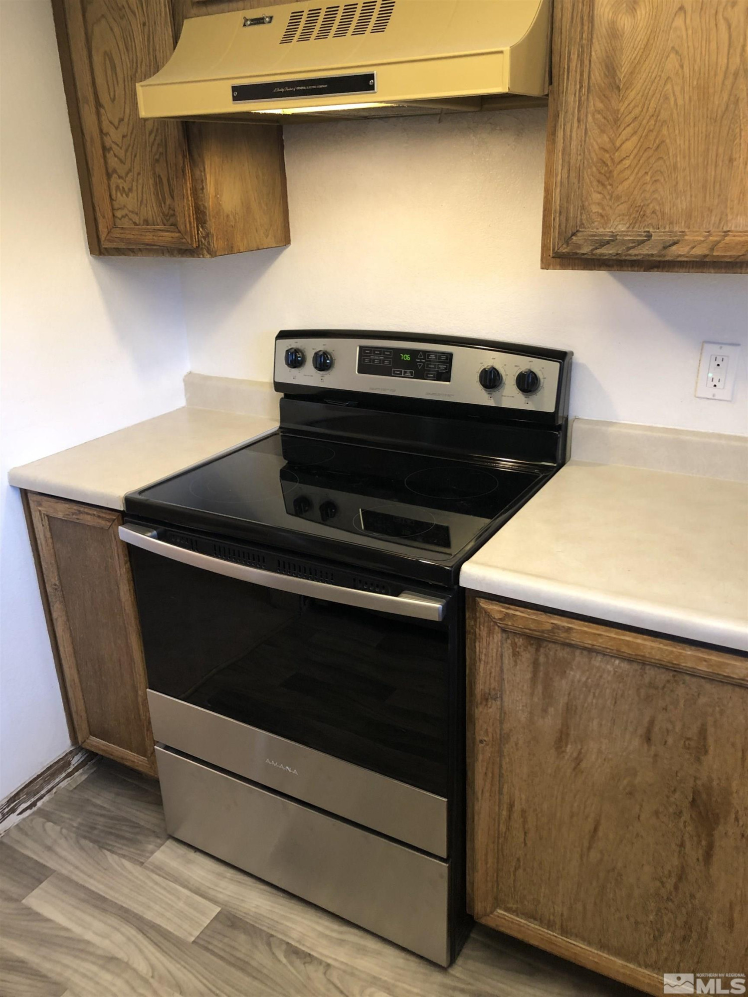 147 Vista Rafael Parkway Reno, NV 89503 - Photo 8 of 15 a stove top oven sitting inside of a kitchen