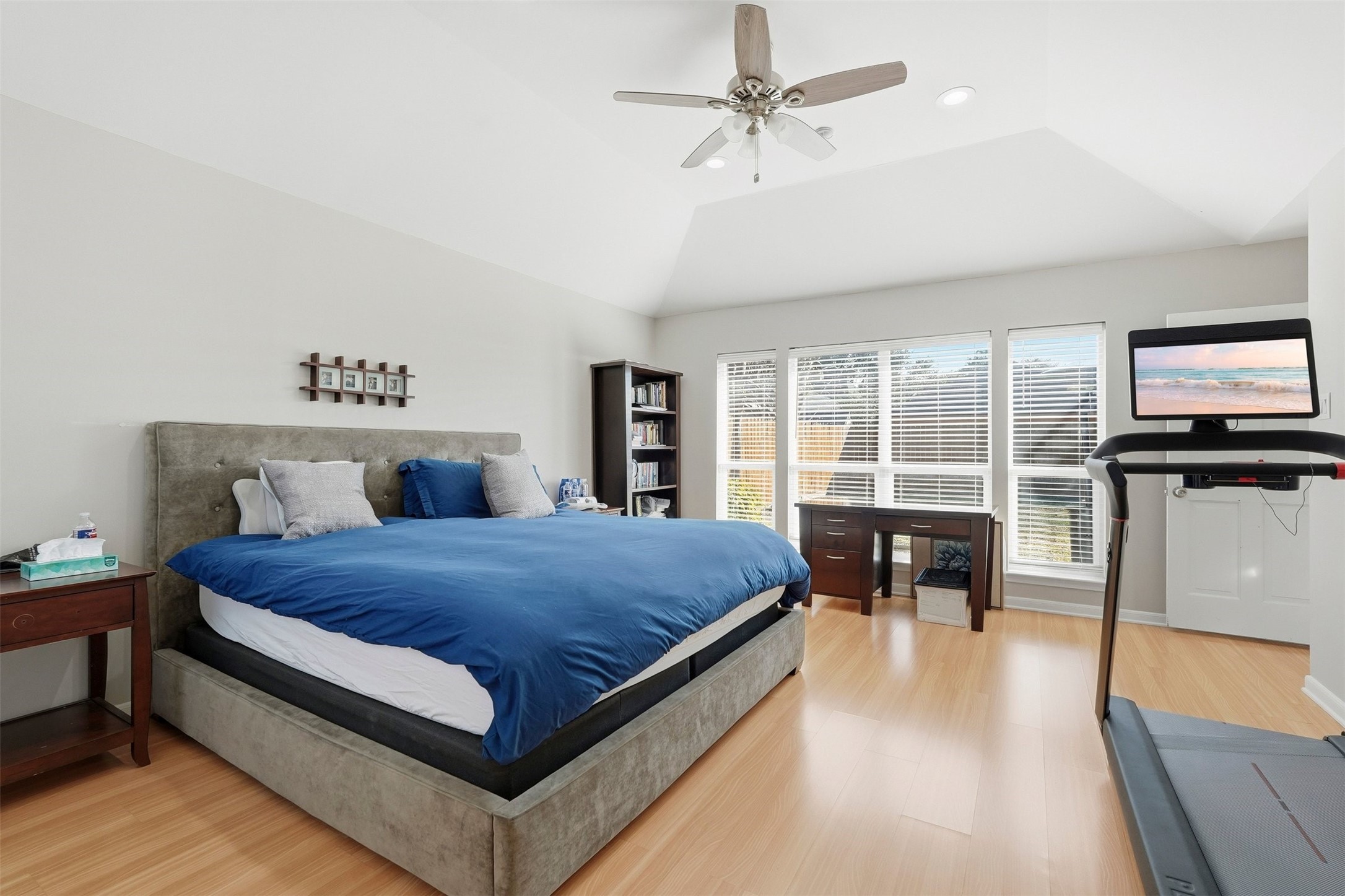 7927 Wolfield Lane Houston, TX 77071 - Photo 12 of 24 a bed room with a bed and a table