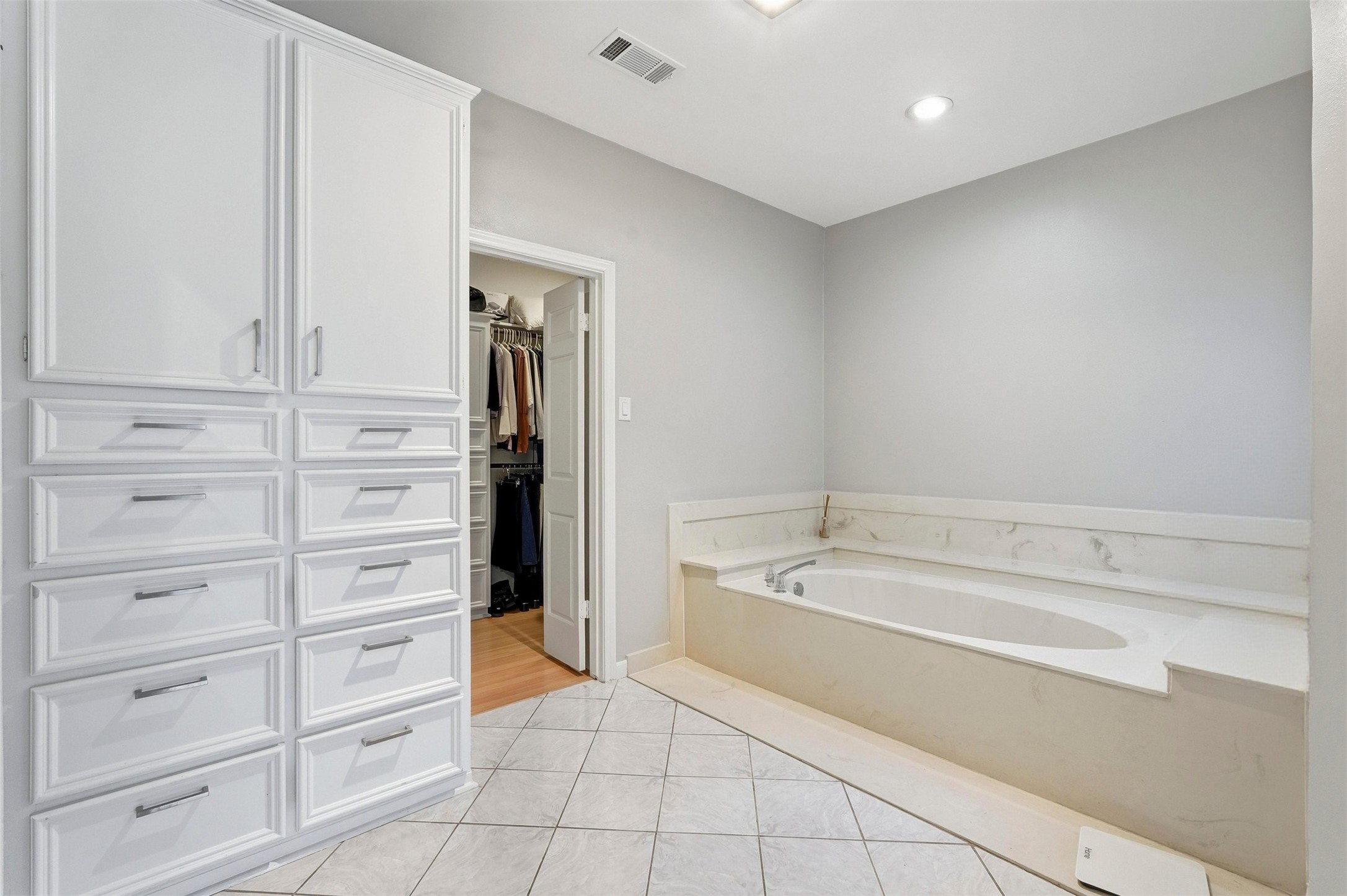 7927 Wolfield Lane Houston, TX 77071 - Photo 14 of 24 a spacious bathroom with a bathtub and a shower