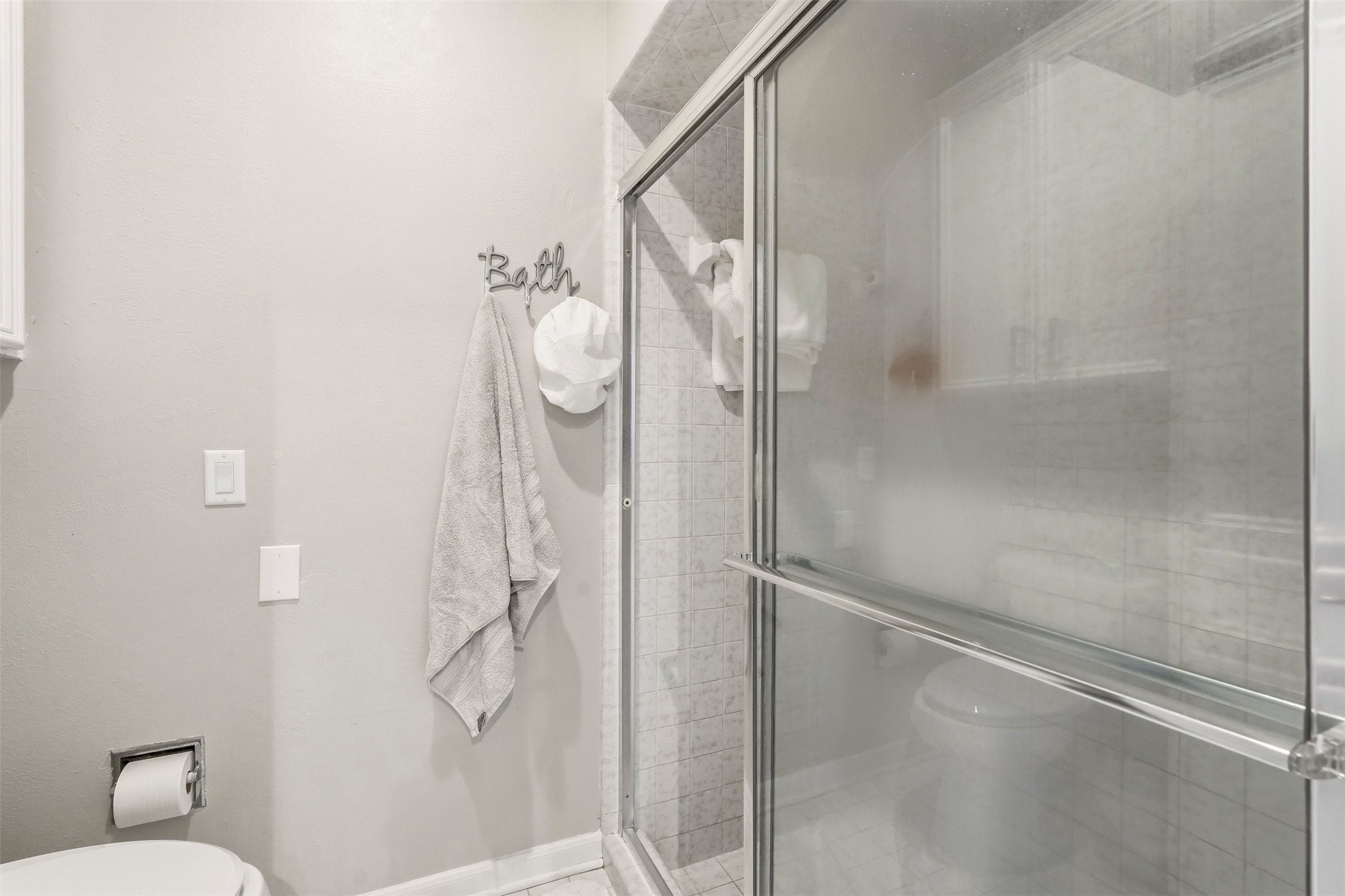 7927 Wolfield Lane Houston, TX 77071 - Photo 15 of 24 a bathroom with a glass shower door