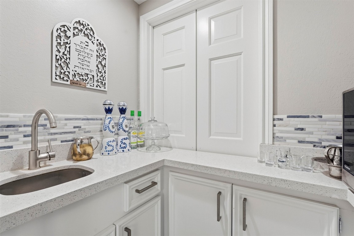 7927 Wolfield Lane Houston, TX 77071 - Photo 10 of 24 a bathroom with a sink and a mirror
