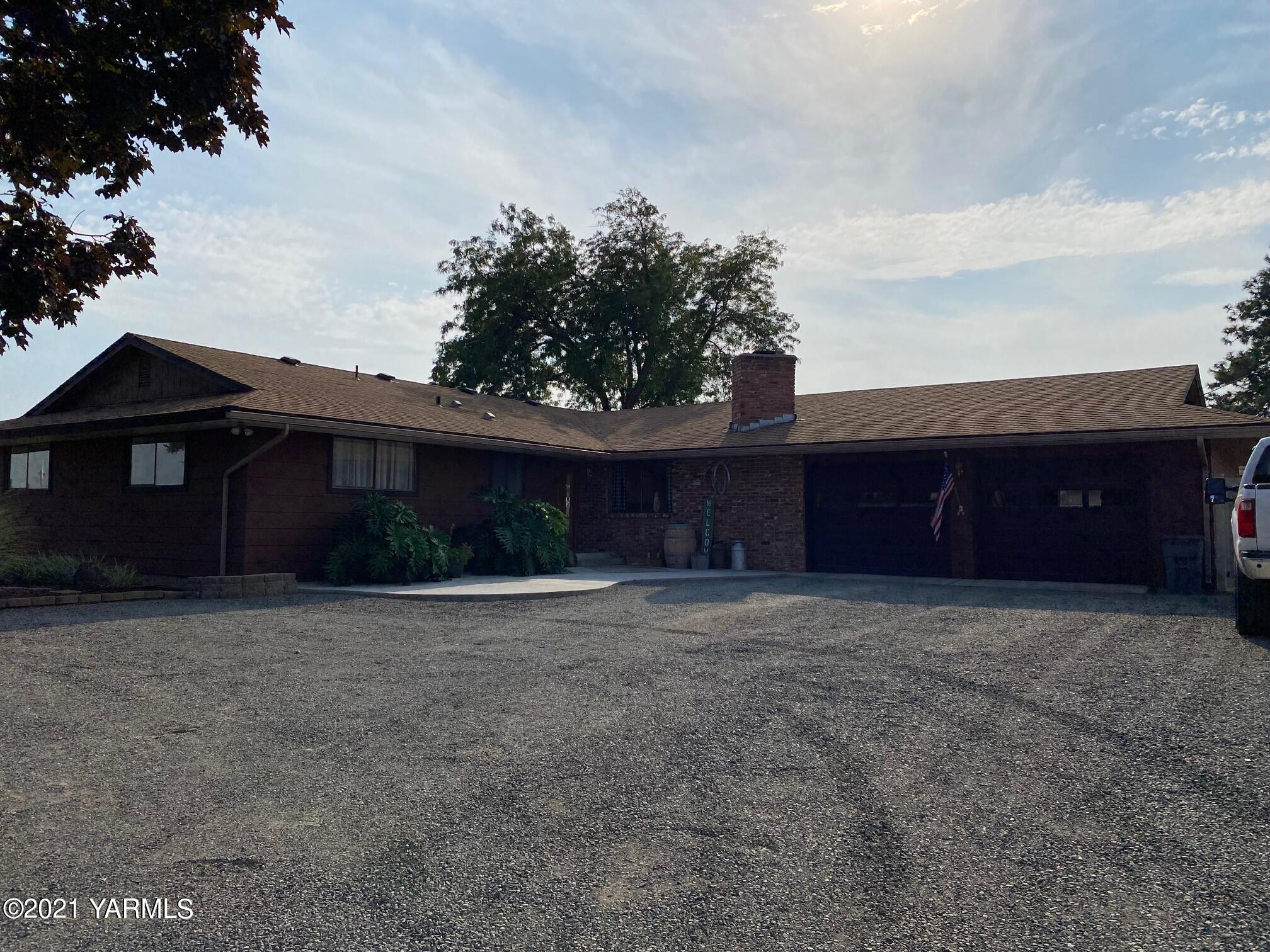 320 Bliss Road Zillah, WA 98953 - Photo 2 of 33 a front view of a house with a yard