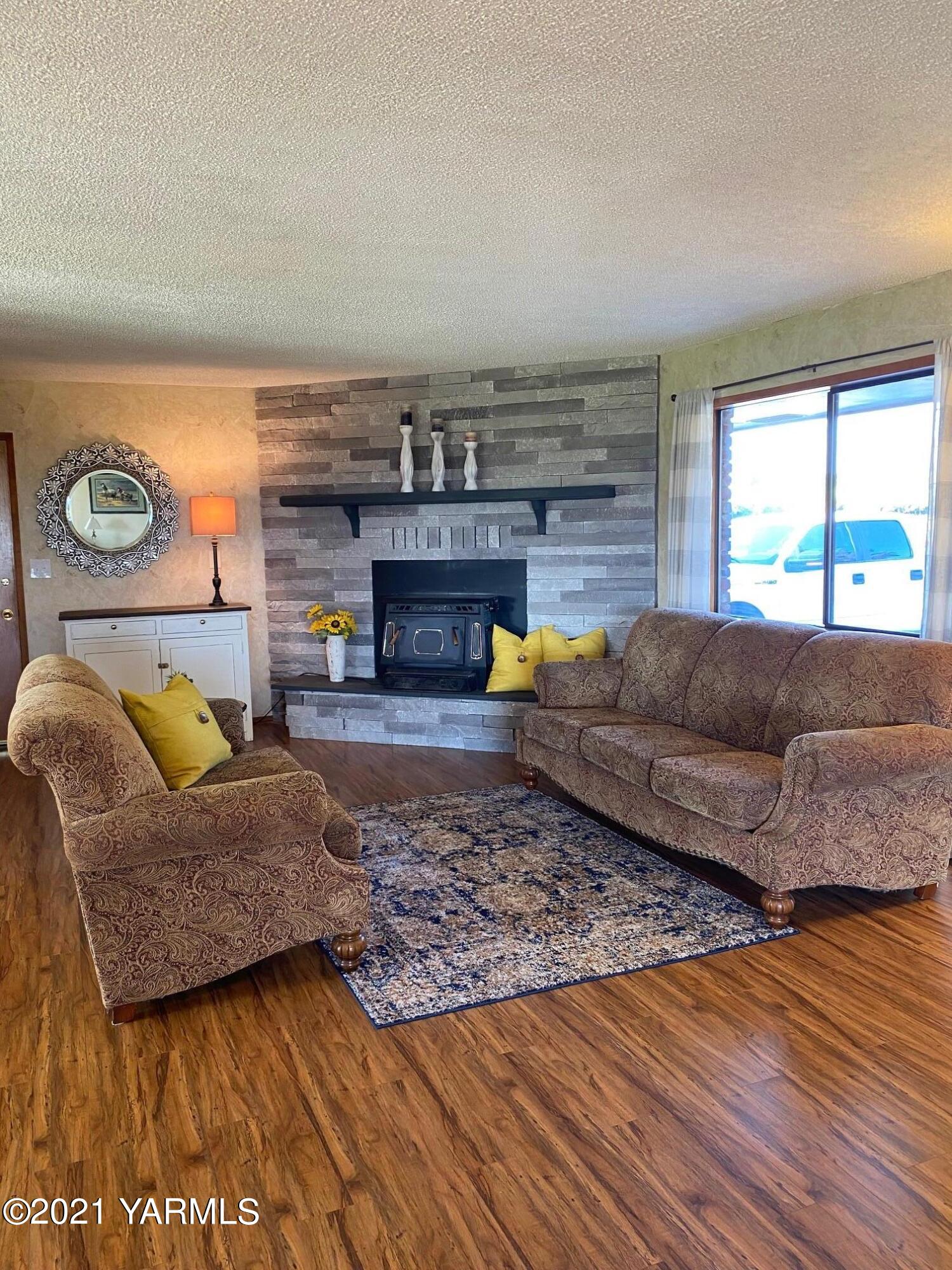 320 Bliss Road Zillah, WA 98953 - Photo 11 of 33 a living room with furniture and a fireplace