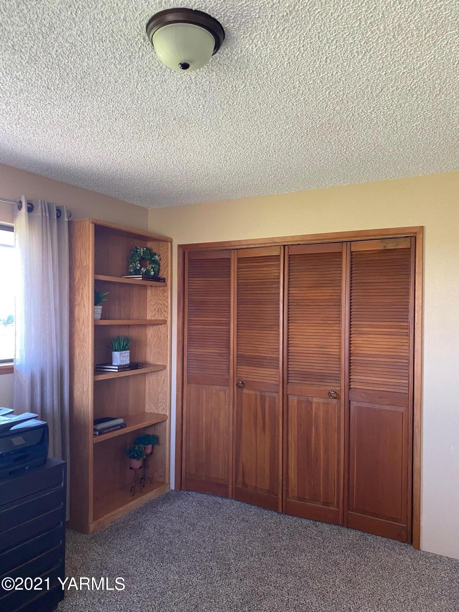 320 Bliss Road Zillah, WA 98953 - Photo 14 of 33 a room with closet