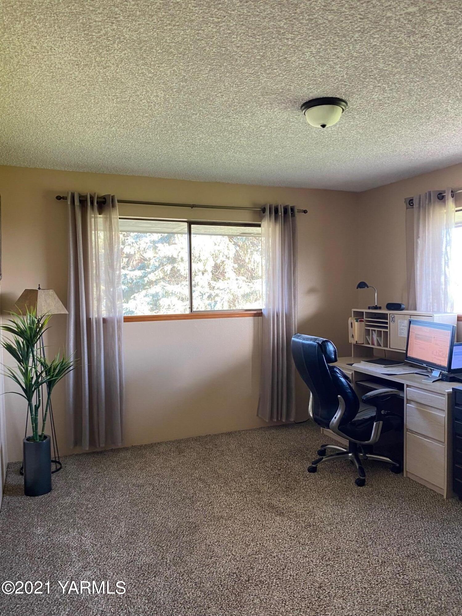 320 Bliss Road Zillah, WA 98953 - Photo 15 of 33 a workspace with furniture and a window