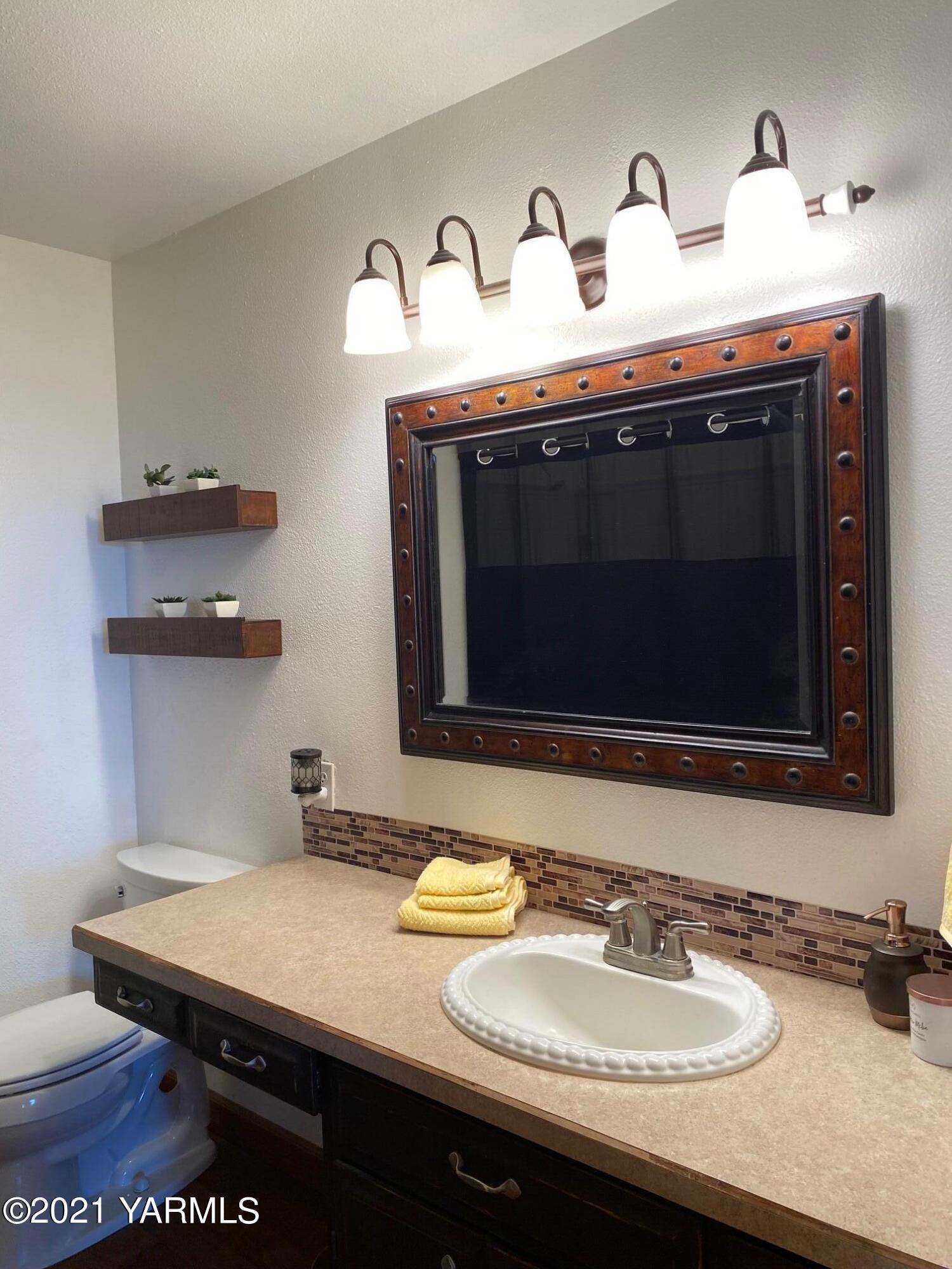 320 Bliss Road Zillah, WA 98953 - Photo 16 of 33 a bathroom with a sink and a mirror