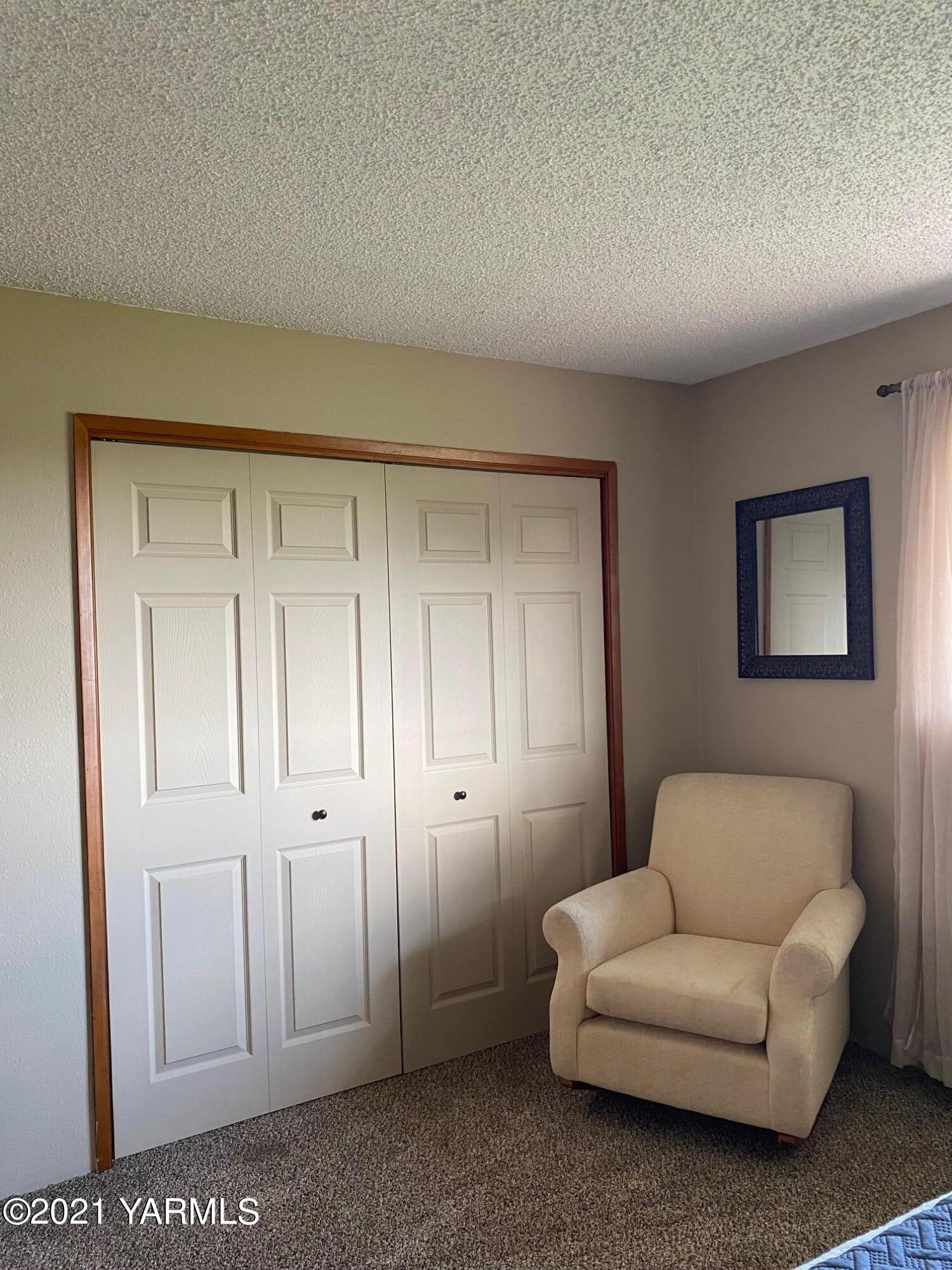 320 Bliss Road Zillah, WA 98953 - Photo 18 of 33 a living room with furniture
