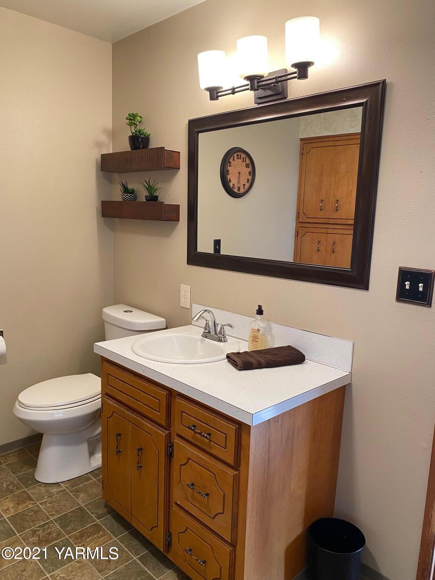 320 Bliss Road Zillah, WA 98953 - Photo 19 of 33 a bathroom with a toilet a sink and a mirror