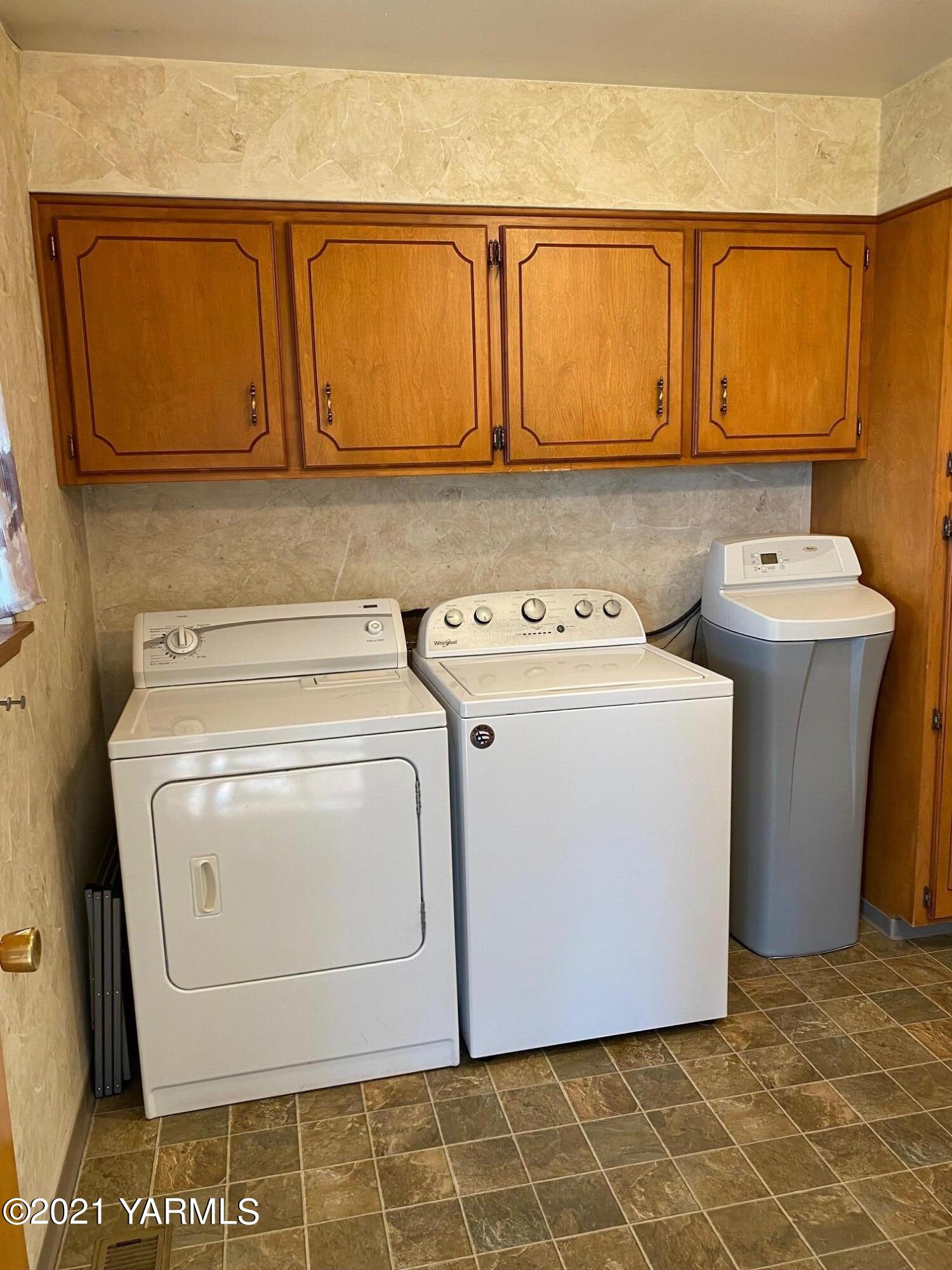 320 Bliss Road Zillah, WA 98953 - Photo 20 of 33 a utility room with dryer and washer