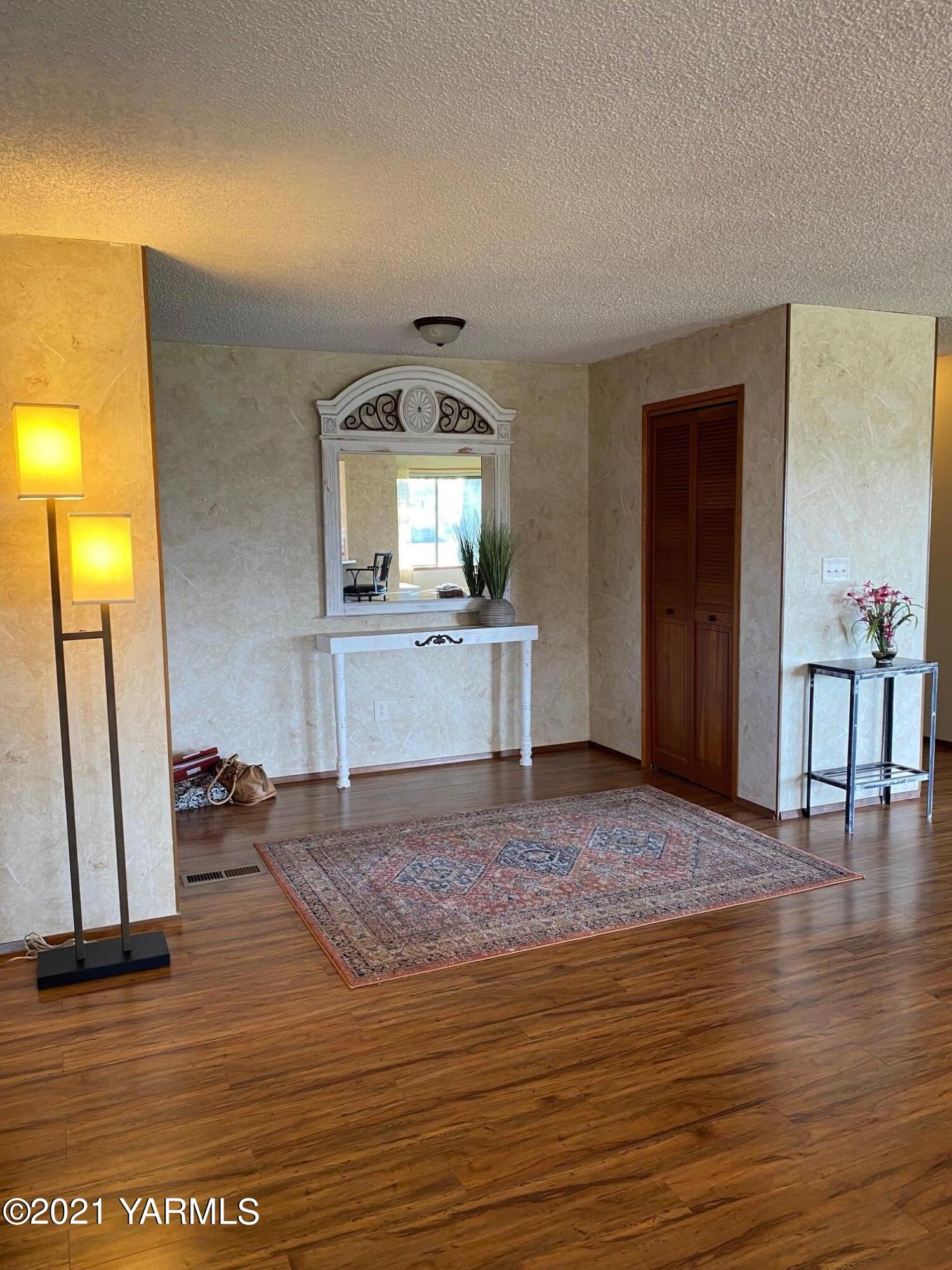 320 Bliss Road Zillah, WA 98953 - Photo 3 of 33 a view of a living room