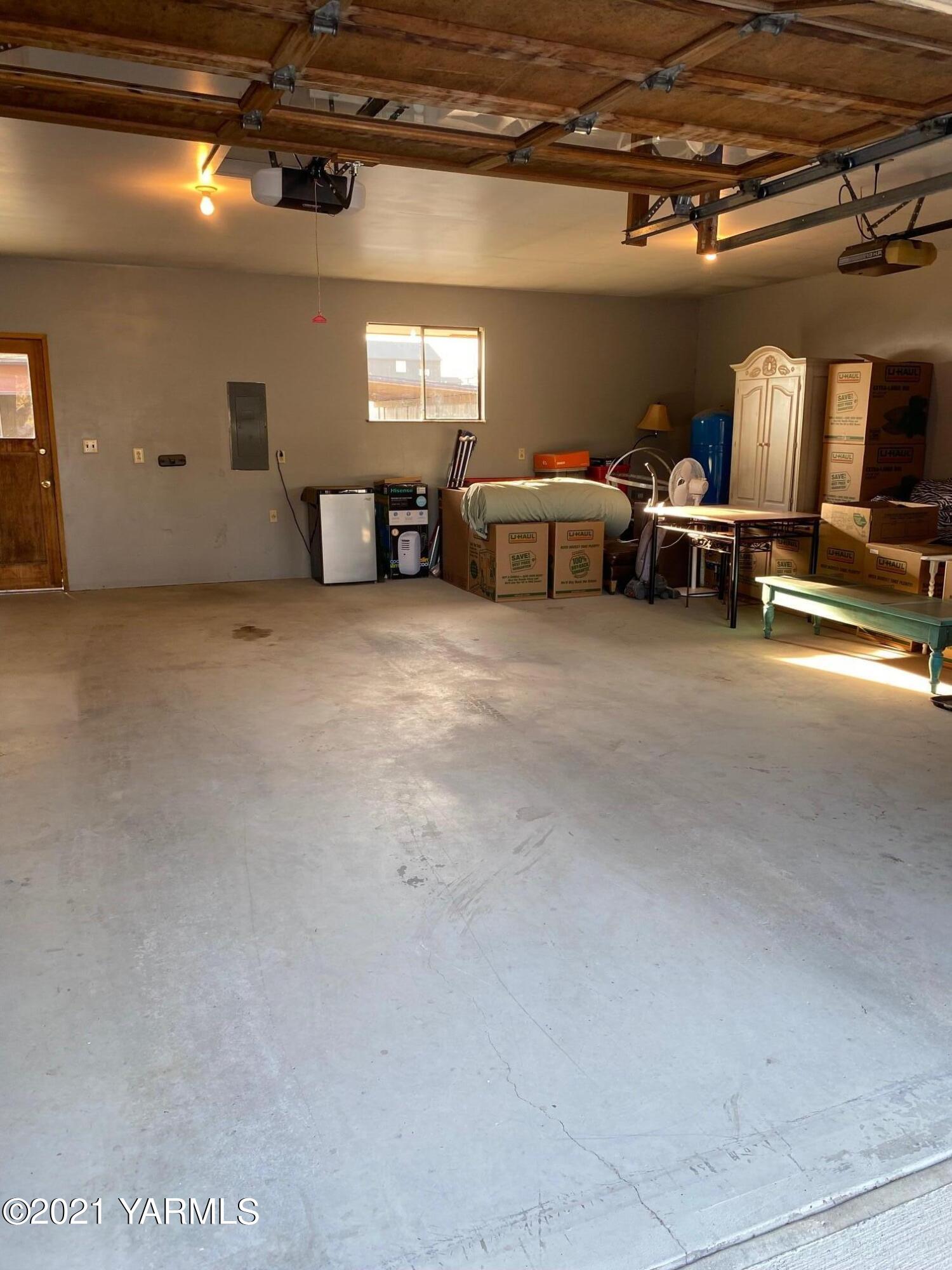 320 Bliss Road Zillah, WA 98953 - Photo 21 of 33 a view of a room with gym equipment
