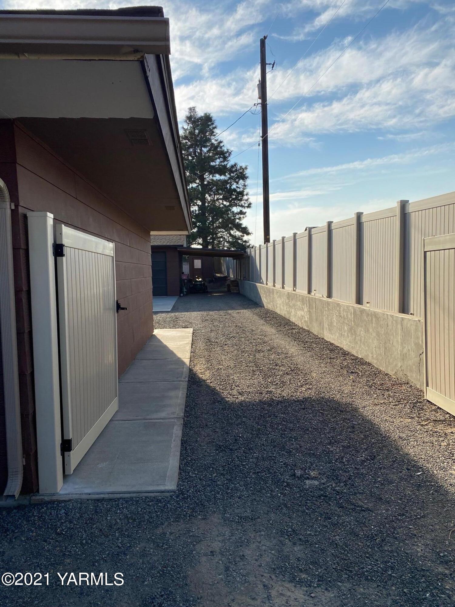 320 Bliss Road Zillah, WA 98953 - Photo 22 of 33 a view of a porch