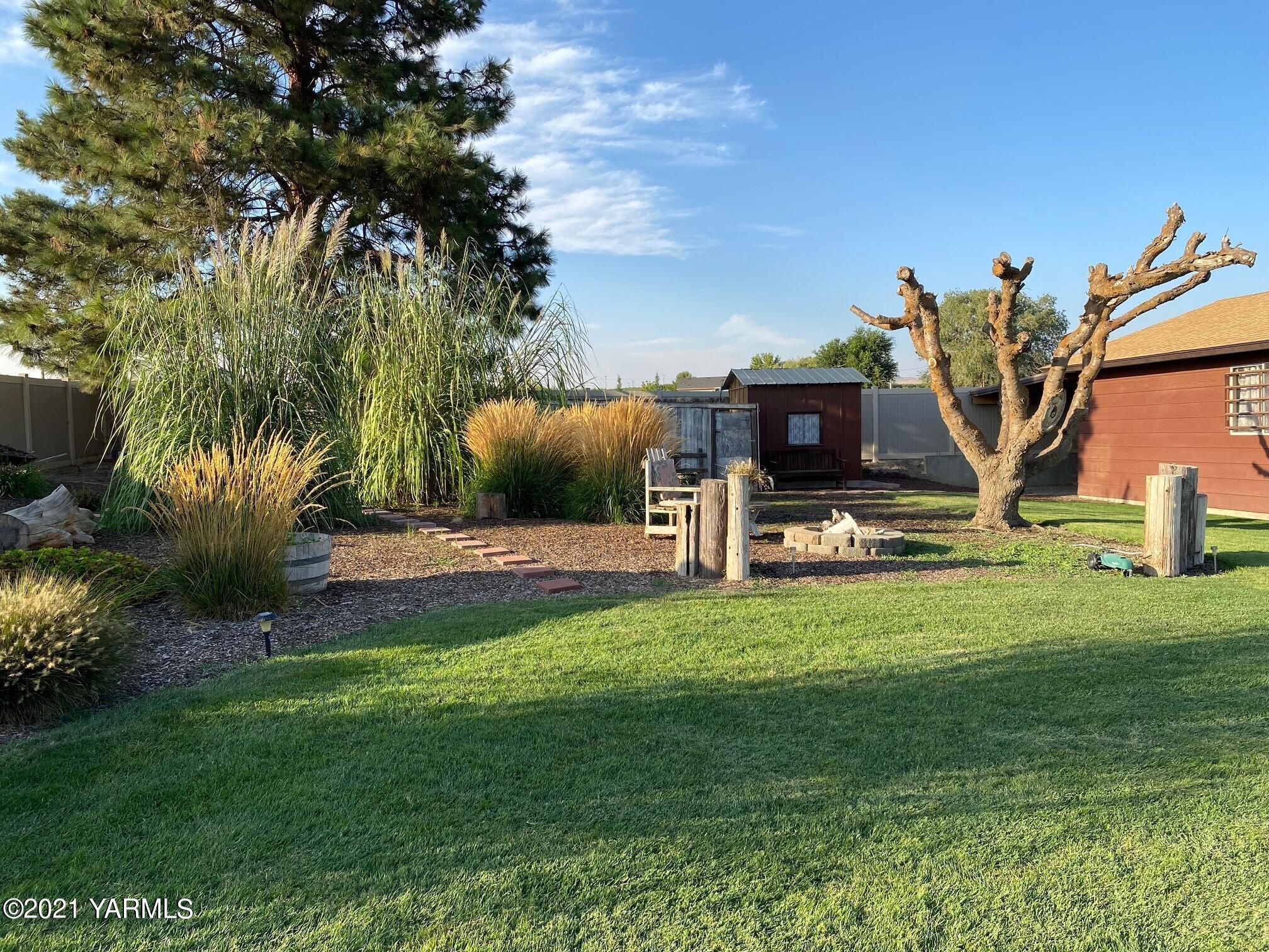 320 Bliss Road Zillah, WA 98953 - Photo 24 of 33 a view of a garden with a tree