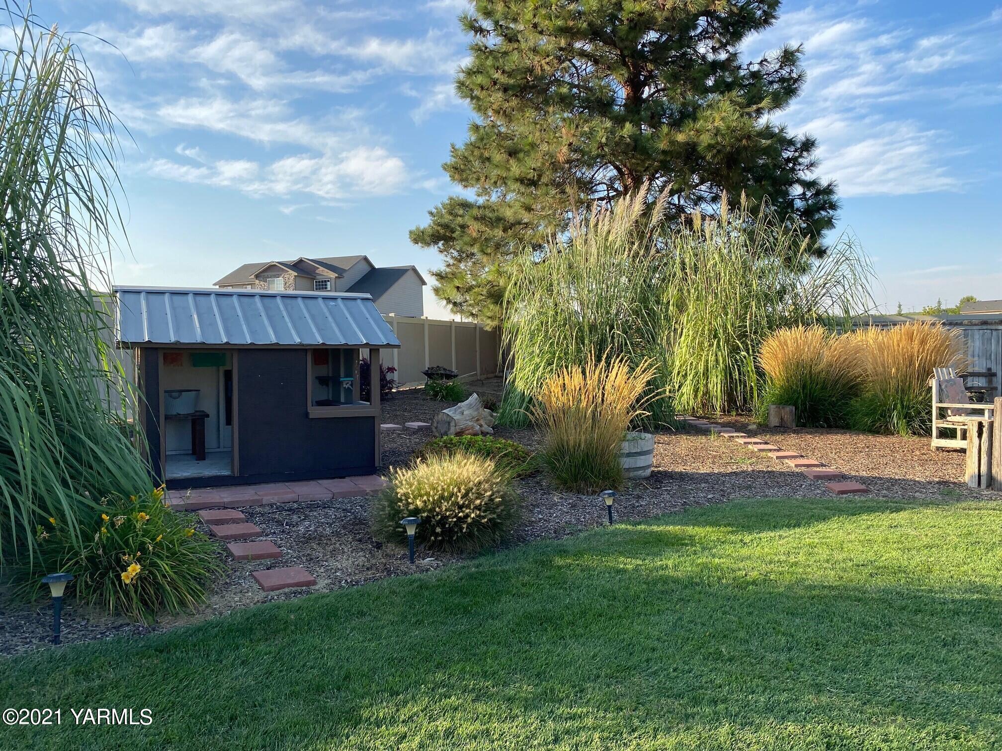320 Bliss Road Zillah, WA 98953 - Photo 25 of 33 a front view of a house with garden
